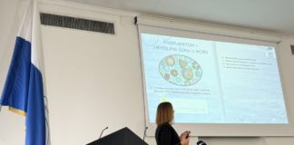 Studenti biologije posjetili izložbu „Tajanstveni život u kapljici mora“ i predavanje o ekološkoj važnosti fitoplanktona (24.03.2026.)