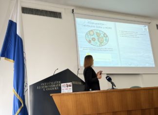 Studenti biologije posjetili izložbu „Tajanstveni život u kapljici mora“ i predavanje o ekološkoj važnosti fitoplanktona (24.03.2026.)