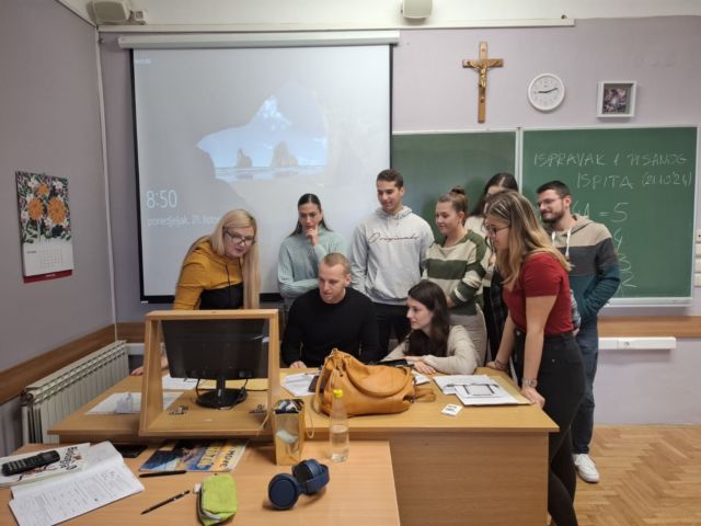 Studenti 2. godine diplomskog sveučilišnog studija Biologija i kemija; smjer: nastavnički nastavljaju svoj profesionalni razvoj. Naime u sklopu kolegija Metodičke vježbe iz biologije u Isusovačkoj klasičnoj gimnaziji u Osijeku sudjelovali su na satu nastavnice Darije Cik koja ih je učila radu u e dnevniku. 

 #nastava #studenti #karijera