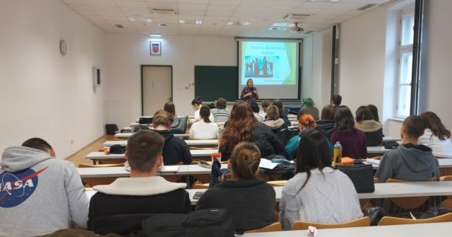 👨‍🎓Za studente 1. godine prijediplomskog studija biologija koji su voljni raditi na usavršavanju svojih kompetencija, u ponedjeljak 11. studenog 2024. godine održano je predavanje “OSNOVE AKADEMSKOG I POSLOVNOG BONTONA”. Studenti su dobili informacije o pristojnom ponašanju i ophođenju u interpersonalnoj, telefonskoj i pisanoj (e-mail) komunikaciji, a uzimajući u obzir specifičnosti akademske zajednice i poslovnog okruženja.👩‍🎓

 #karijera #kompetencije