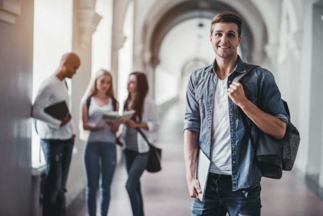 Obavještavamo vas kako je otvoren natječaj za freemover mobilnosti u CEEPUS-u, za mobilnosti u ljetnom semestru tekuće akademske godine, sa krajnjim rokom do 30. studenog (moguće je podnijeti prijave i nakon navedenog roka, no veća je vjerojatnost da će prijava biti potvrđena ako stigne do kraja studenog ili barem na samom početku prosinca).

Na natječaju za freemover mobilnosti moguće je podnijeti prijavu i ostvariti mobilnost na ustanovi s kojom vaša ustanova nije u mreži, niti ima prethodno potpisani ugovor o međuinstitucionalnoj suradnji.
Izgledi za potvrdu prijave na freemover natječaju nešto su manji u odnosu na mrežnu prijavu, no nije nemoguće, svake godine desetine odlaznih stipendista iz Hrvatske ostvari mobilnost u okviru ovog natječaja. Također, moguće je poslati i više prijava na ustanove iz različitih  zemalja koje sudjeluju u CEEPUS-u, no ne preporučamo slanje više od tri prijave u jednom roku.
U slučaju dobivanja stipendije u freemover kategoriji, stipendisti će ostvariti iste uvjete kao i prijavitelji za mobilnost unutar CEEPUS mreža: iznosi stipendija te razdoblje mobilnosti istovjetni su za sve CEEPUS stipendiste.
Iznosi stipendija u programu CEEPUS razlikuju se od zemlje do zemlje, dostupni su na stranici CEEPUS-a, klikom na zastavu pojedine zemlje (u CEEPUS-u zemlje-domaćini isplaćuju stipendije).

Studenti podnose prijavu u sljedećim kategorijama:
1.	Student – za semestralne mobilnosti, razdoblje mobilnosti najmanje 3 mjeseca
2.	Short Term Student – mobilnosti u svrhu pisanja završnog rada ili istraživanja – za razdoblje mobilnosti od 1 do 3 mjeseca

Natječaj je objavljen na mrežnim stranicama AMPEU, a sadrži i upute s koracima za podnošenje prijava. Prijave se podnose putem platforme CEEPUS-a, www.ceepus.info.

Više info na
https://www.ampeu.hr/natjecaji/natjecaj-ceepus-freemover-stipendije-u-ljetnom-semestru-ak-god-2024-2025

Za sve dodatne informacije možete se obratiti CEEPUS koordinatoru na e-mail mmihaljevic@biologija.unios.hr